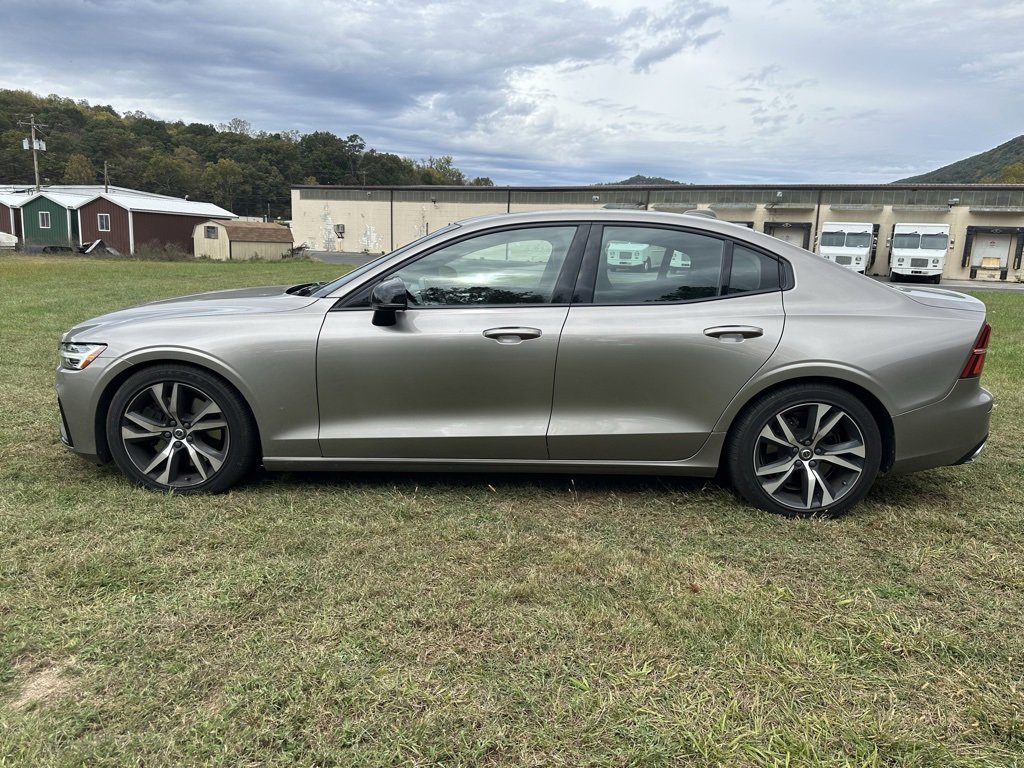 2019 Volvo S60 T6 AWD R-Design photo 3