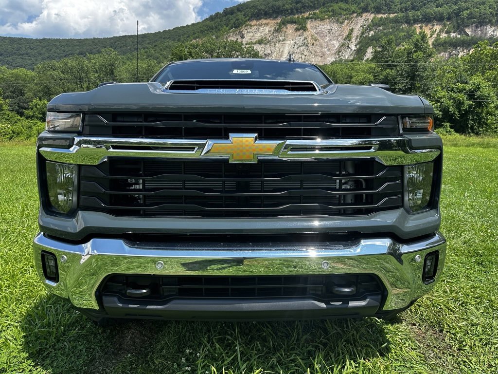 2025 Chevrolet Silverado 2500HD LT photo 2