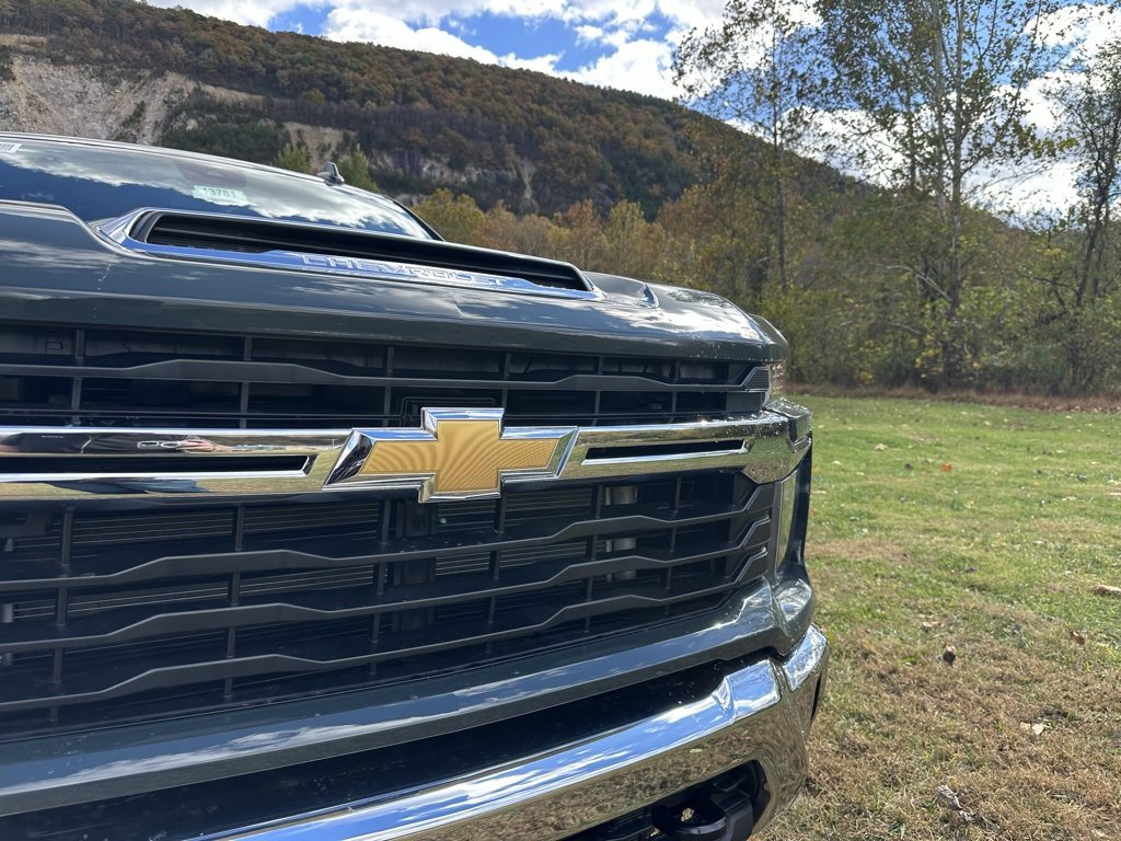 2026 Chevrolet Silverado 2500HD LT photo 2