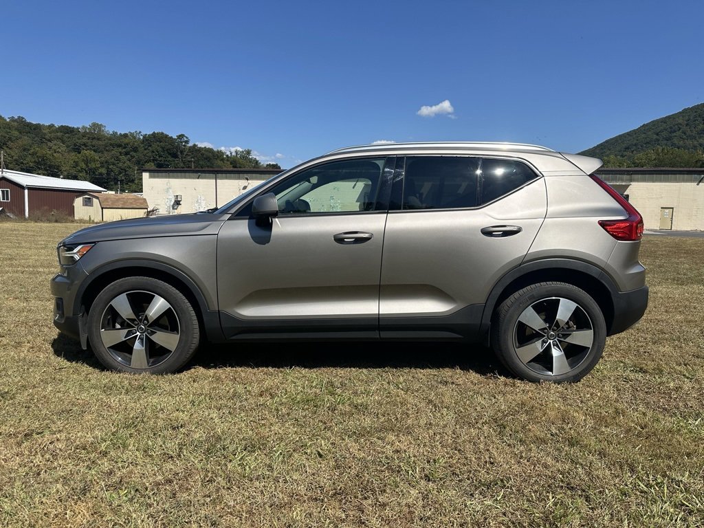 2022 Volvo XC40 Momentum photo 2