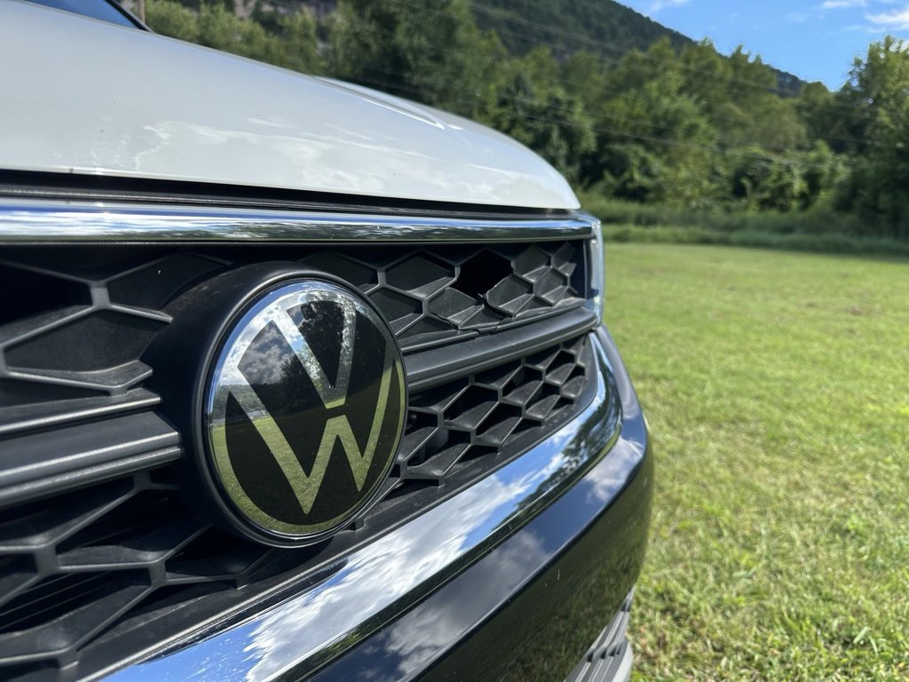 2023 Volkswagen Taos SE photo 3