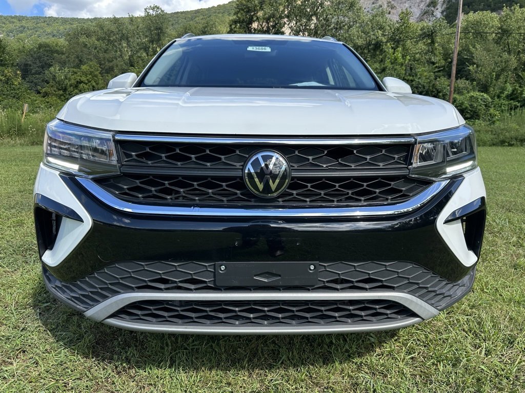 2023 Volkswagen Taos SE photo 2