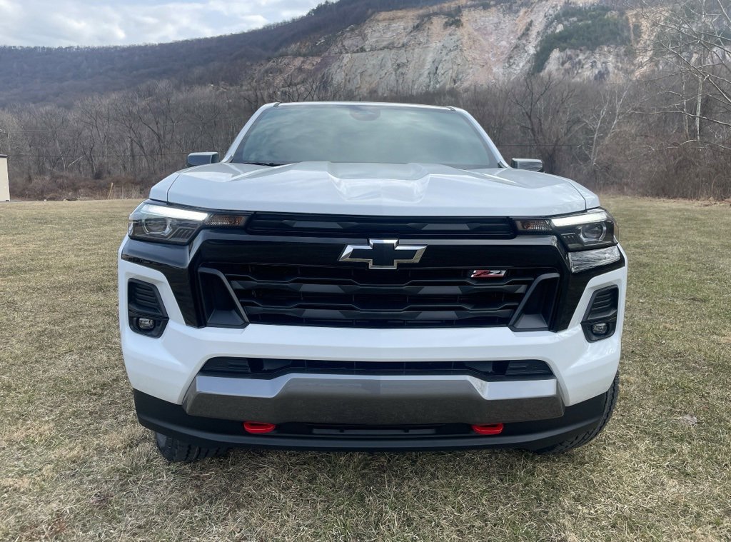 2025 Chevrolet Colorado Z71 photo 2