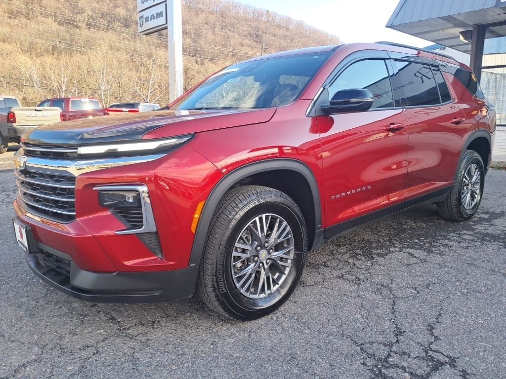Used 2025 Chevrolet Traverse LT SUV