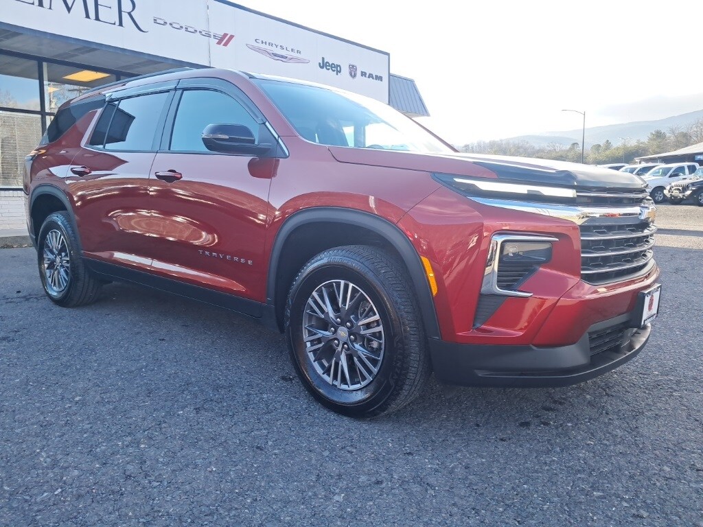 Used 2025 Chevrolet Traverse LT SUV