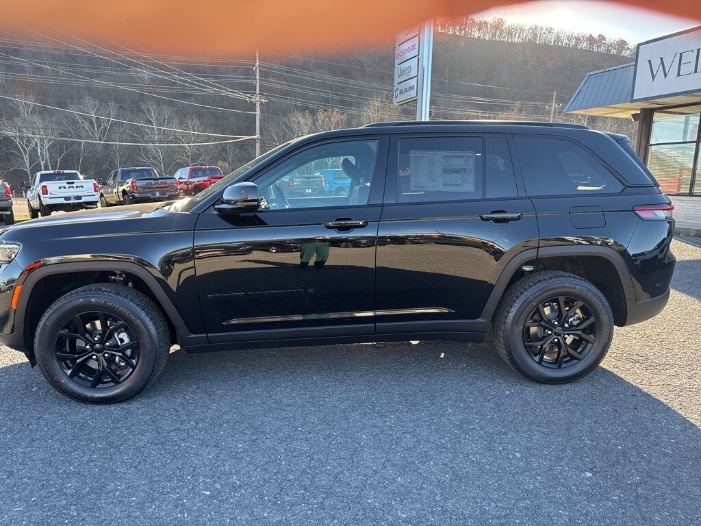 2025 Jeep Grand Cherokee Altitude photo 4