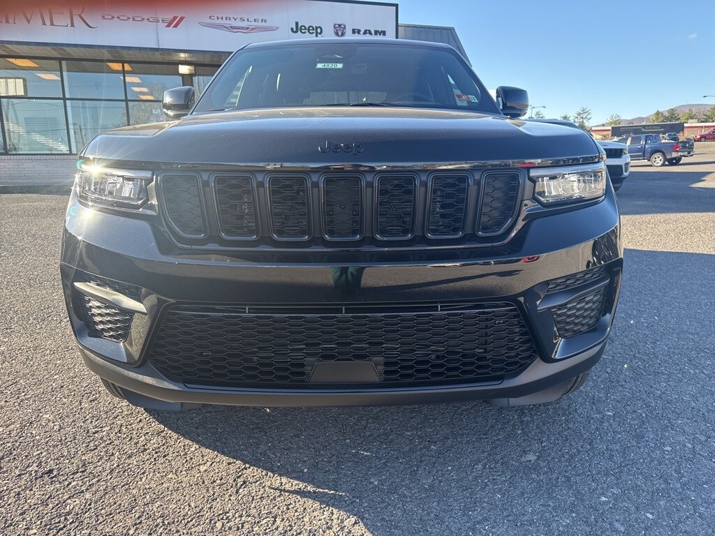 2025 Jeep Grand Cherokee Altitude photo 3