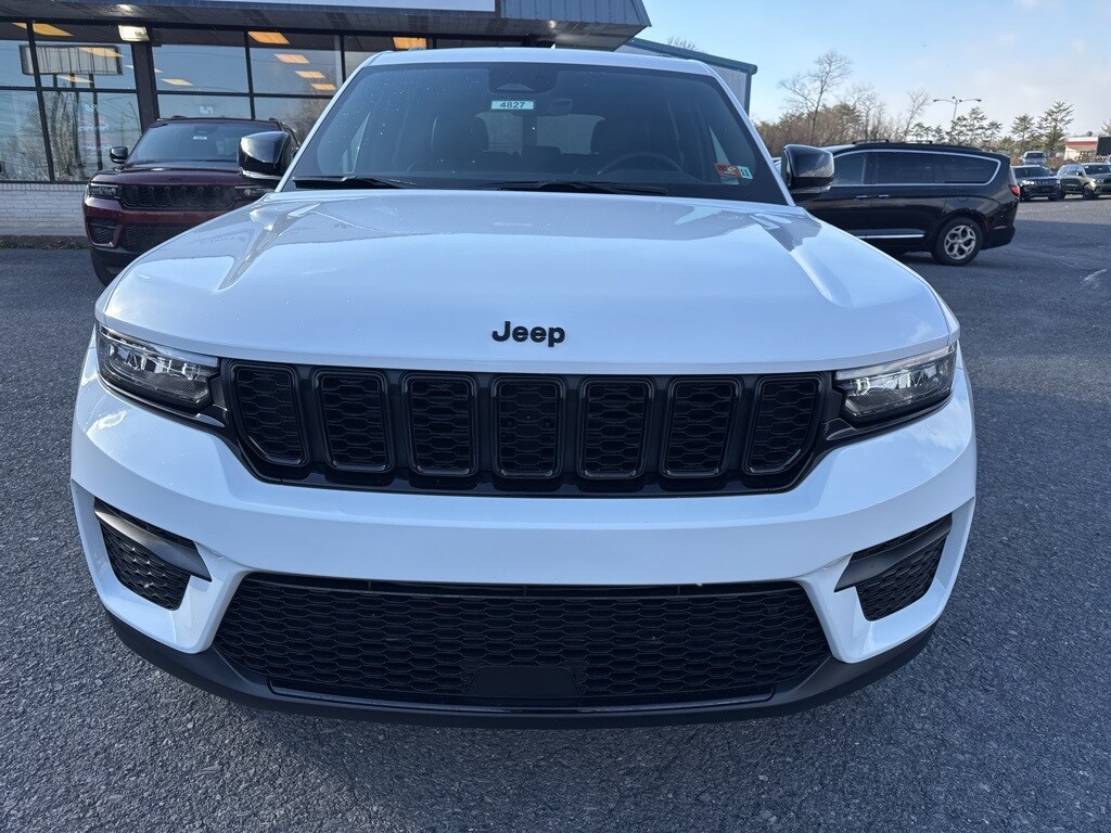 2025 Jeep Grand Cherokee Altitude photo 2