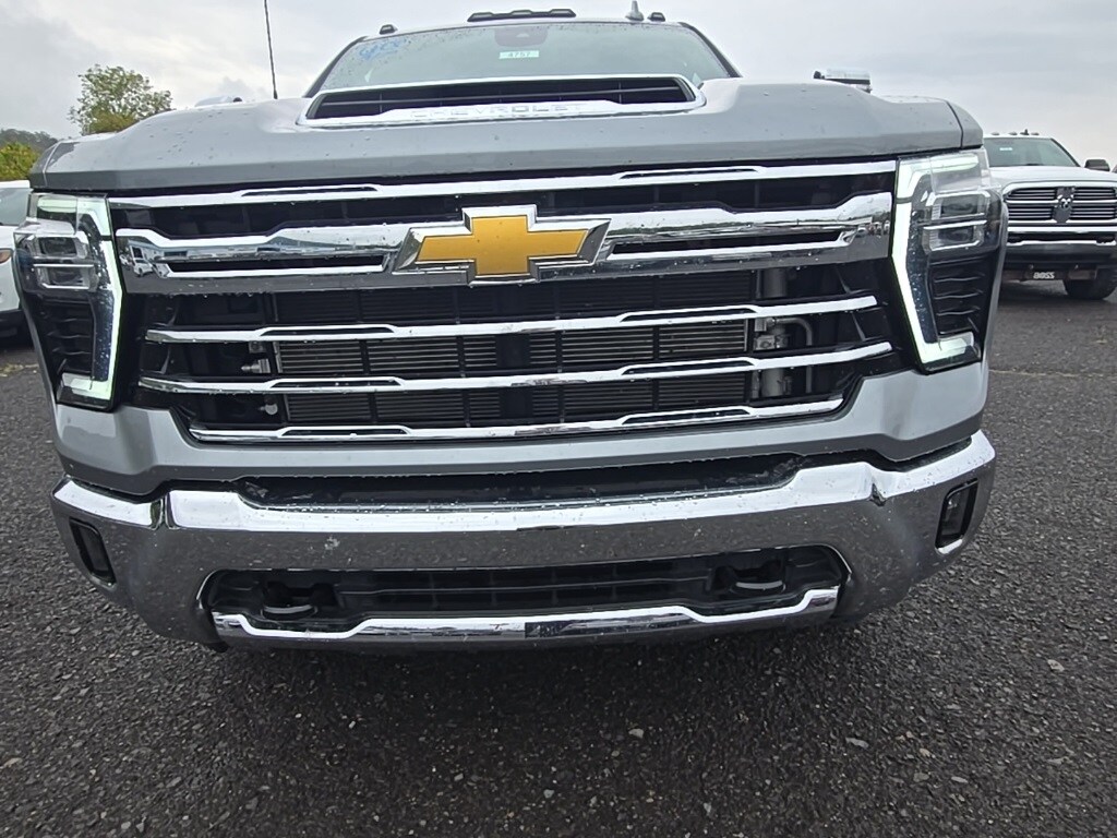 2024 Chevrolet Silverado 3500HD LTZ photo 3