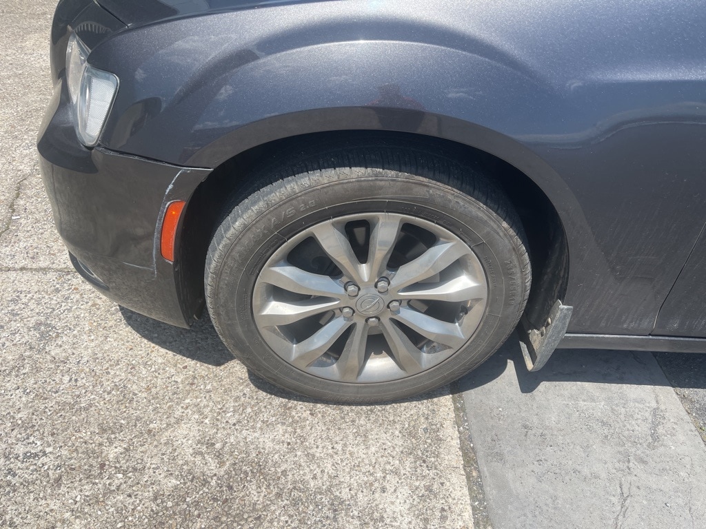 Used 2019 Chrysler 300 Limited with VIN 2C3CCAKG7KH569855 for sale in Moorefield, WV