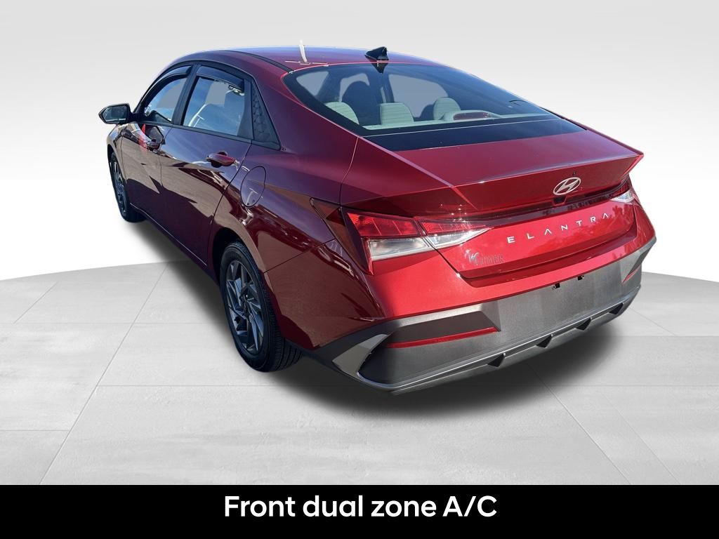 2024 Hyundai Elantra SEL photo 3