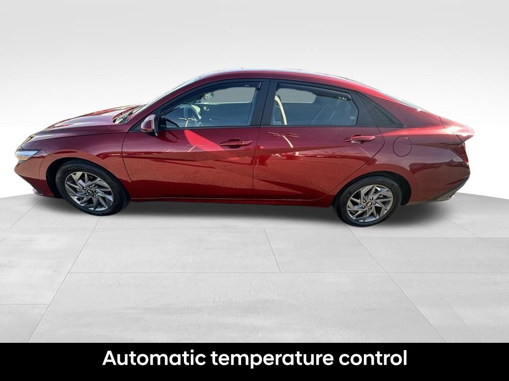 2024 Hyundai Elantra SEL photo 2