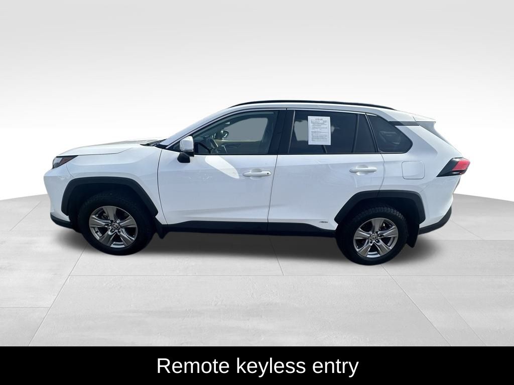 2022 Toyota RAV4 Hybrid XLE photo 2