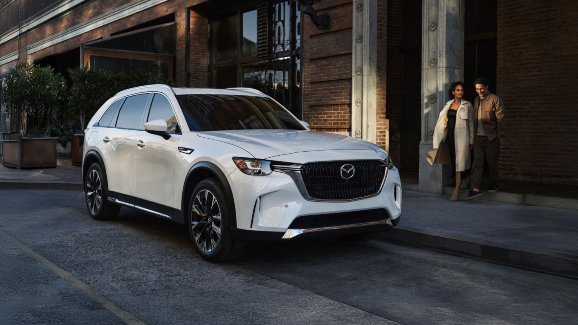2026-cx-90-phev-desktop-gallery-001.jpg