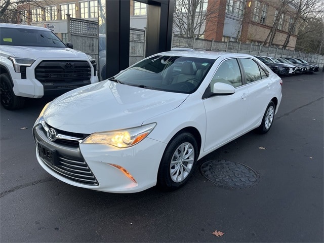 2016 Toyota Camry LE's photo