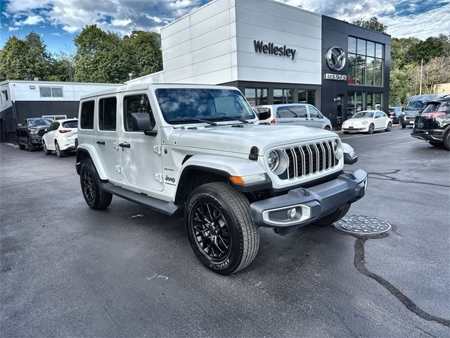 2024 Jeep Wrangler 4-Door Sahara's photo