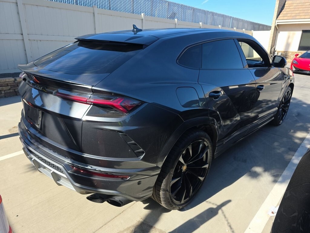 2020 Lamborghini Urus Base photo 2