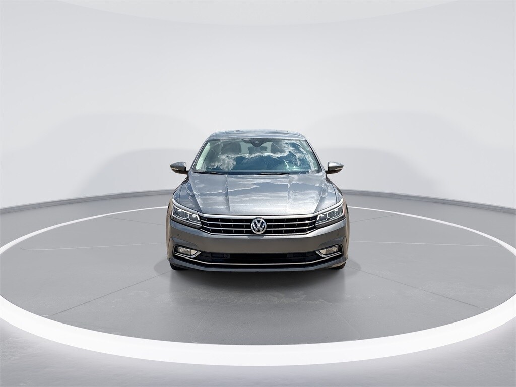 2018 Volkswagen Passat 2.0T SEL Premium photo 3
