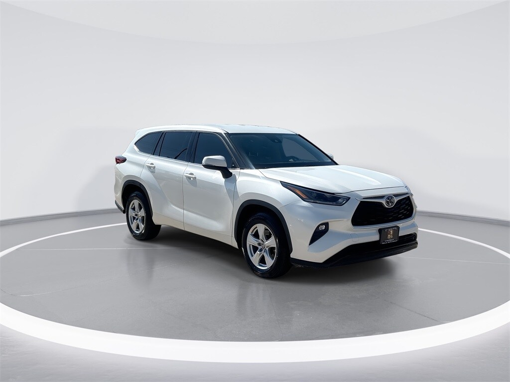 2021 Toyota Highlander LE photo 2