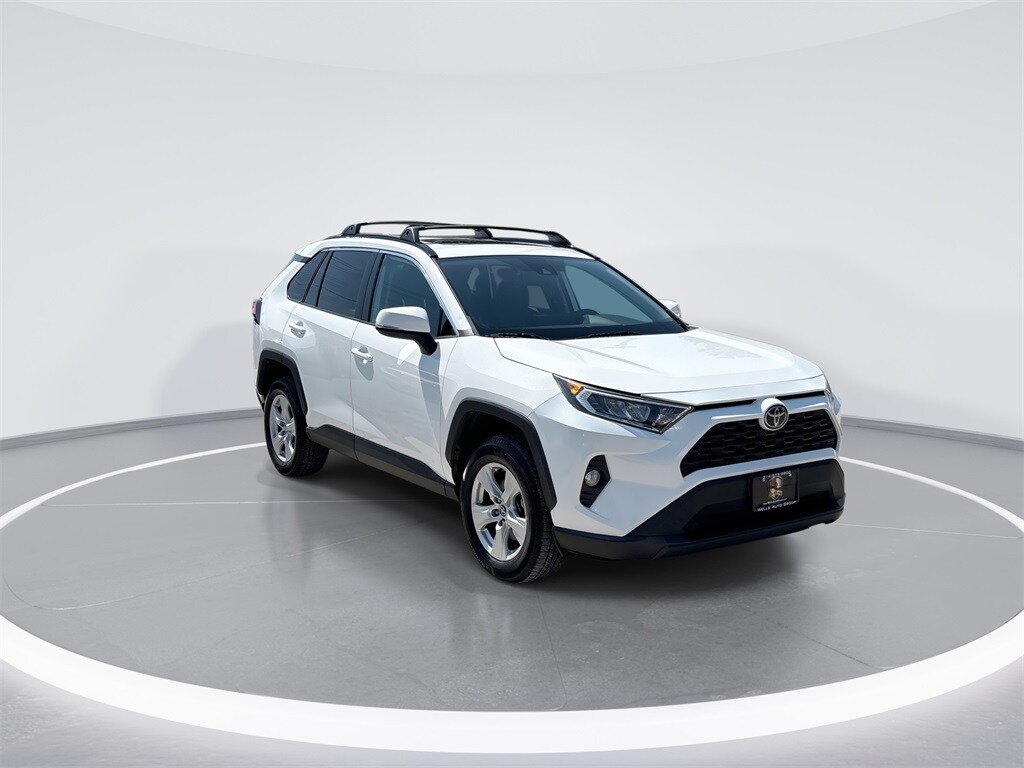 2020 Toyota RAV4 XLE photo 2