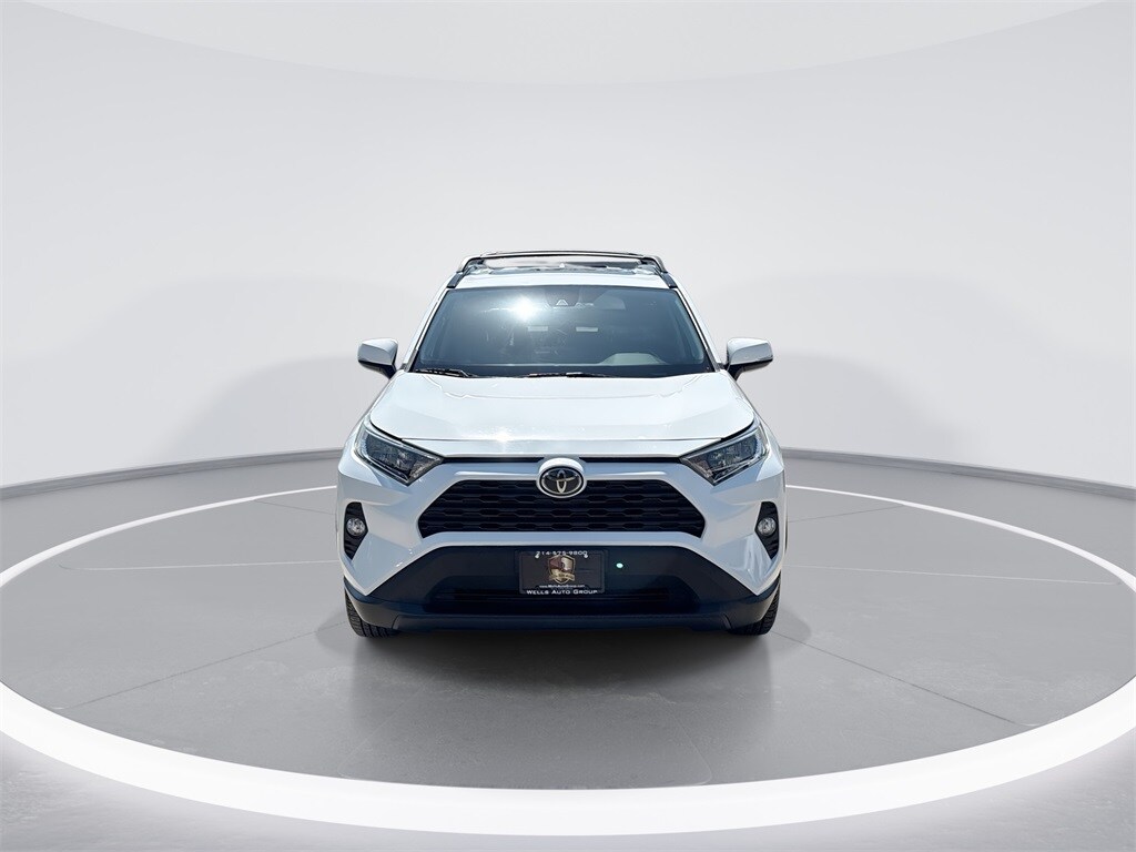 2020 Toyota RAV4 XLE photo 3