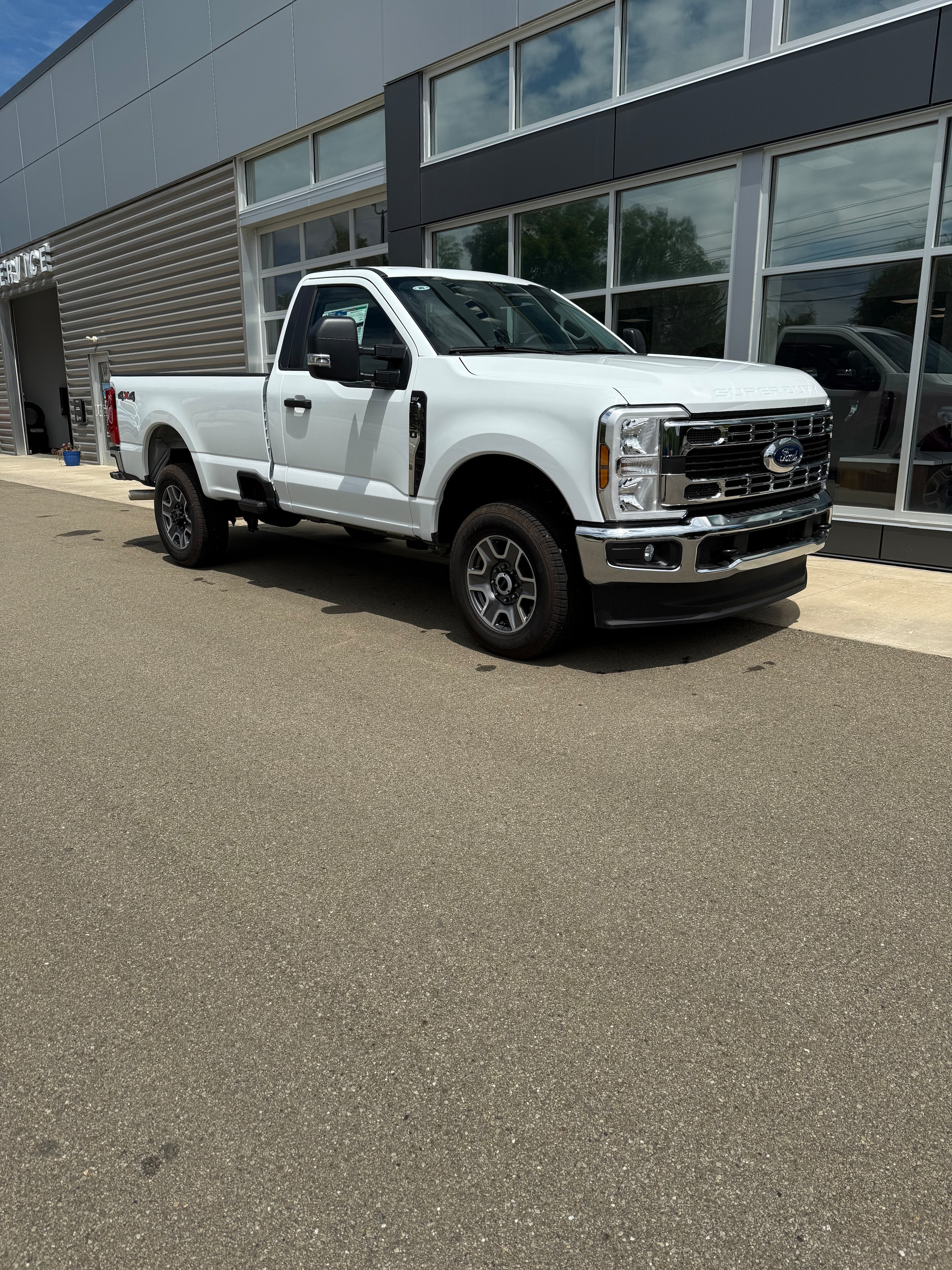 2025 Ford F-350 Super Duty XLT - Photo 3