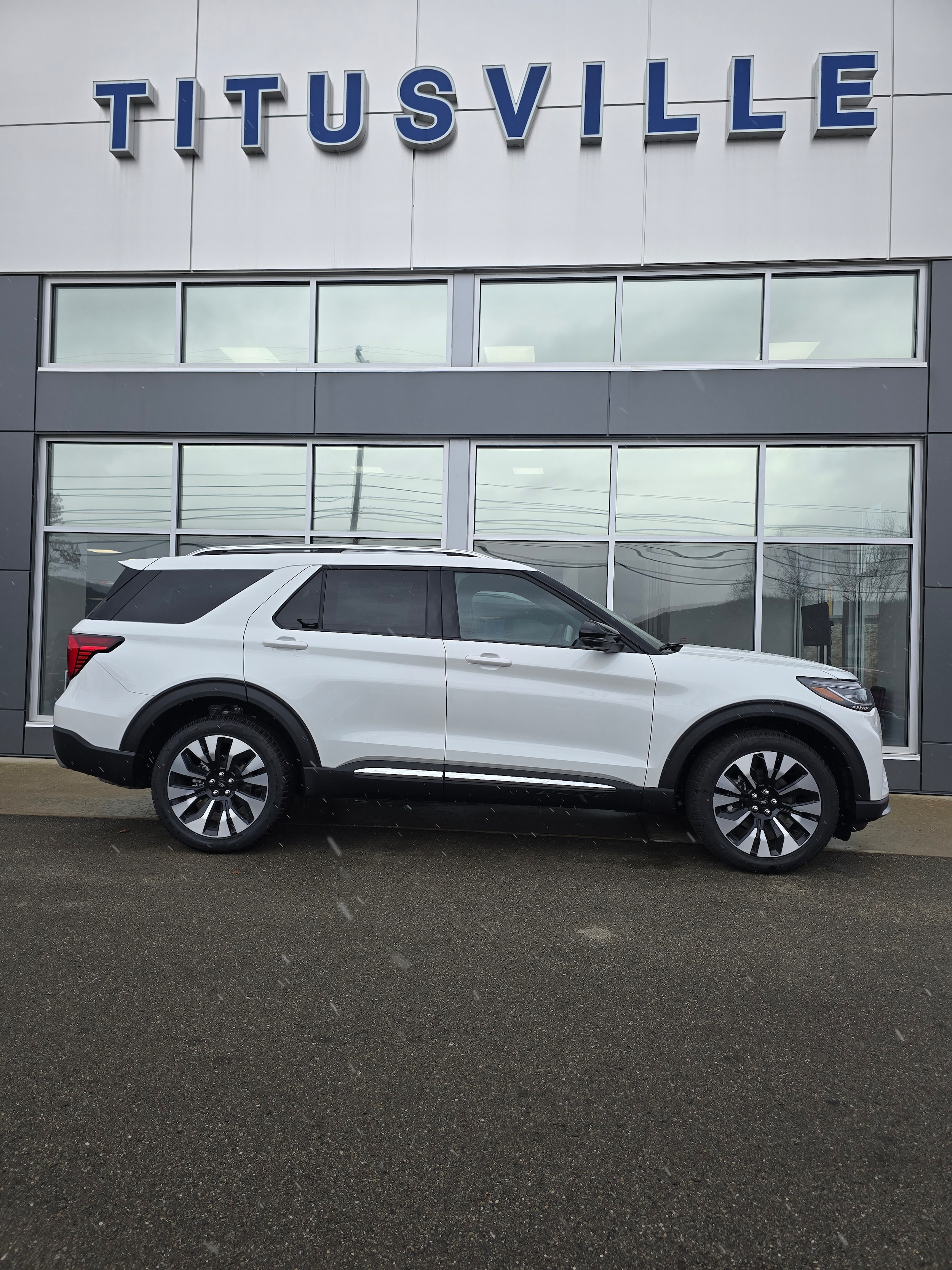 2026 Ford Explorer Platinum's photo