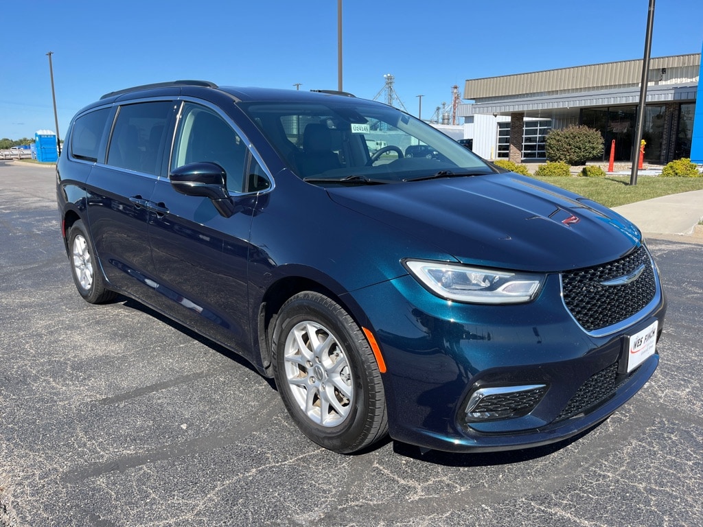 Used 2022 Chrysler Pacifica Touring L with VIN 2C4RC1BG4NR187156 for sale in Grinnell, IA