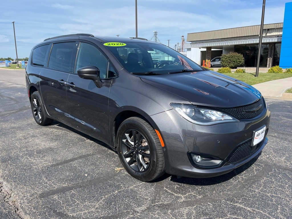 Used 2020 Chrysler Pacifica AWD LAUNCH EDITION with VIN 2C4RC3BG4LR288660 for sale in Grinnell, IA