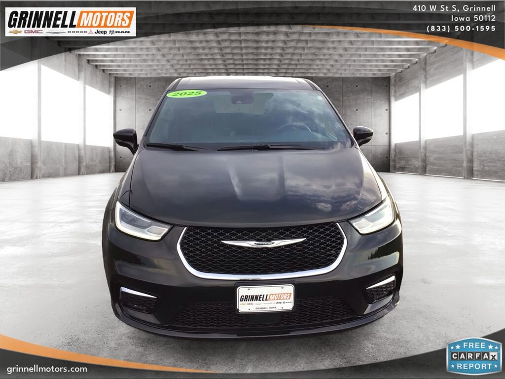 Used 2025 Chrysler Pacifica Select
