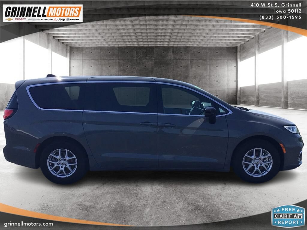 Used 2025 Chrysler Pacifica Select
