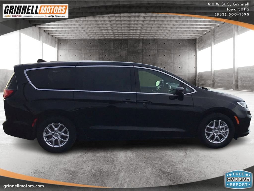 Used 2025 Chrysler Pacifica Select