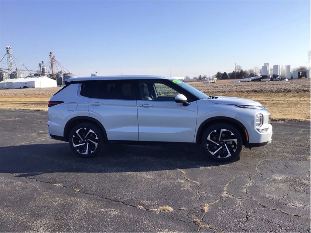 Used 2024 Mitsubishi Outlander SE