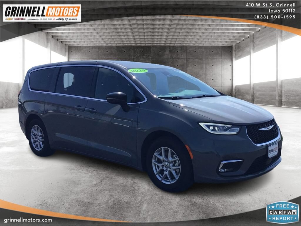 Used 2025 Chrysler Pacifica Select