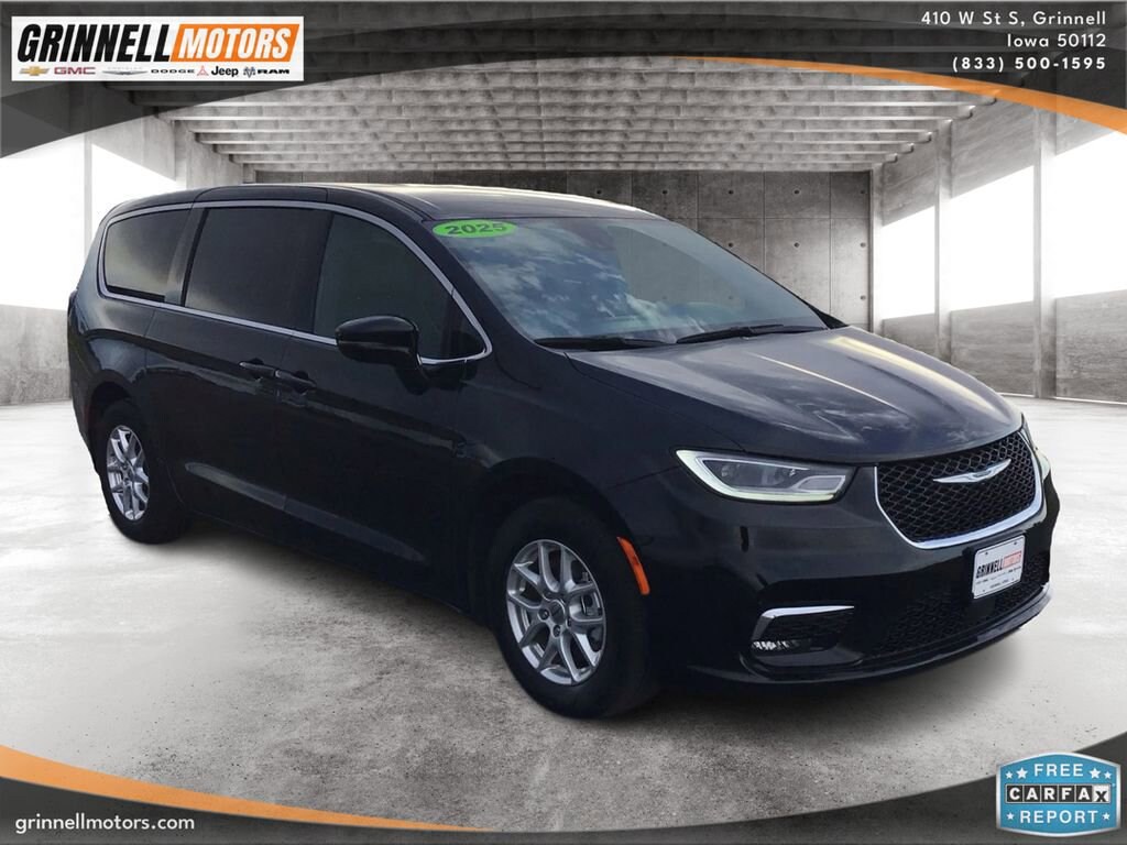 Used 2025 Chrysler Pacifica Select