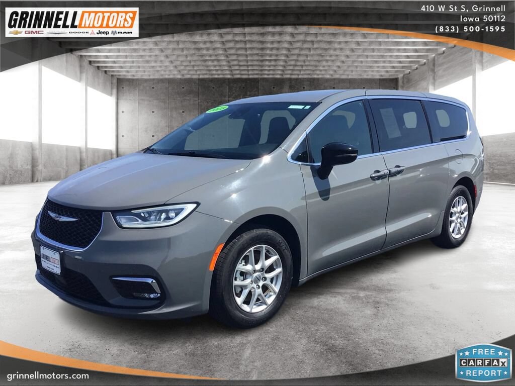 Used 2025 Chrysler Pacifica Select