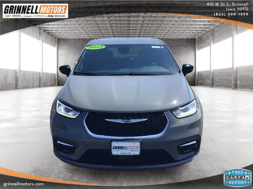 Used 2025 Chrysler Pacifica Select