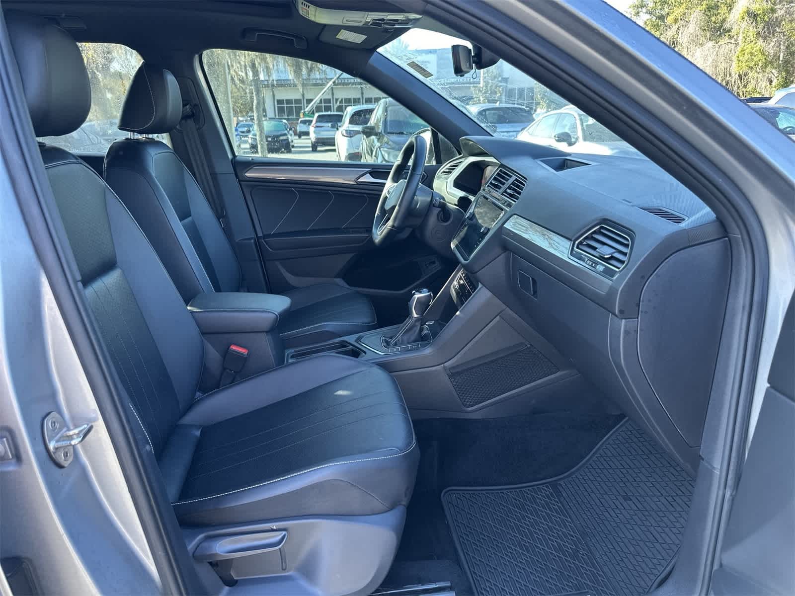 Thumbnail: 2022 Volkswagen Tiguan - 17