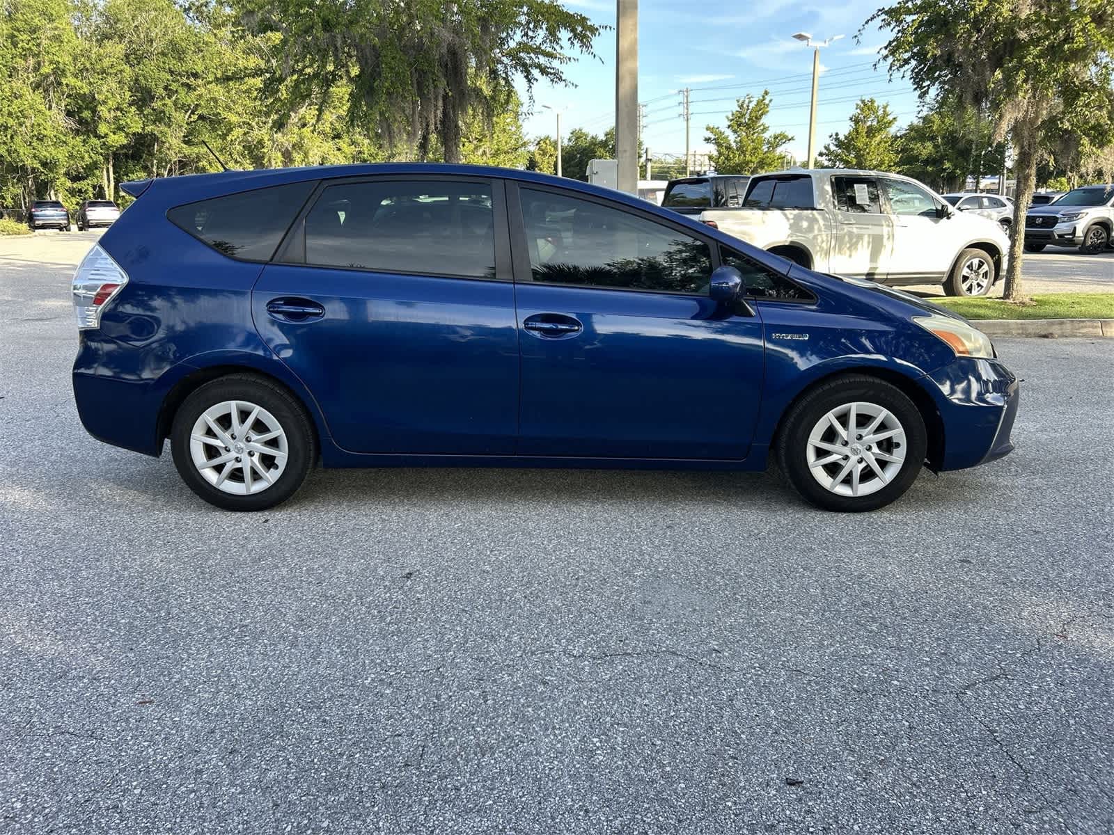 Thumbnail: 2013 Toyota Prius v - 7