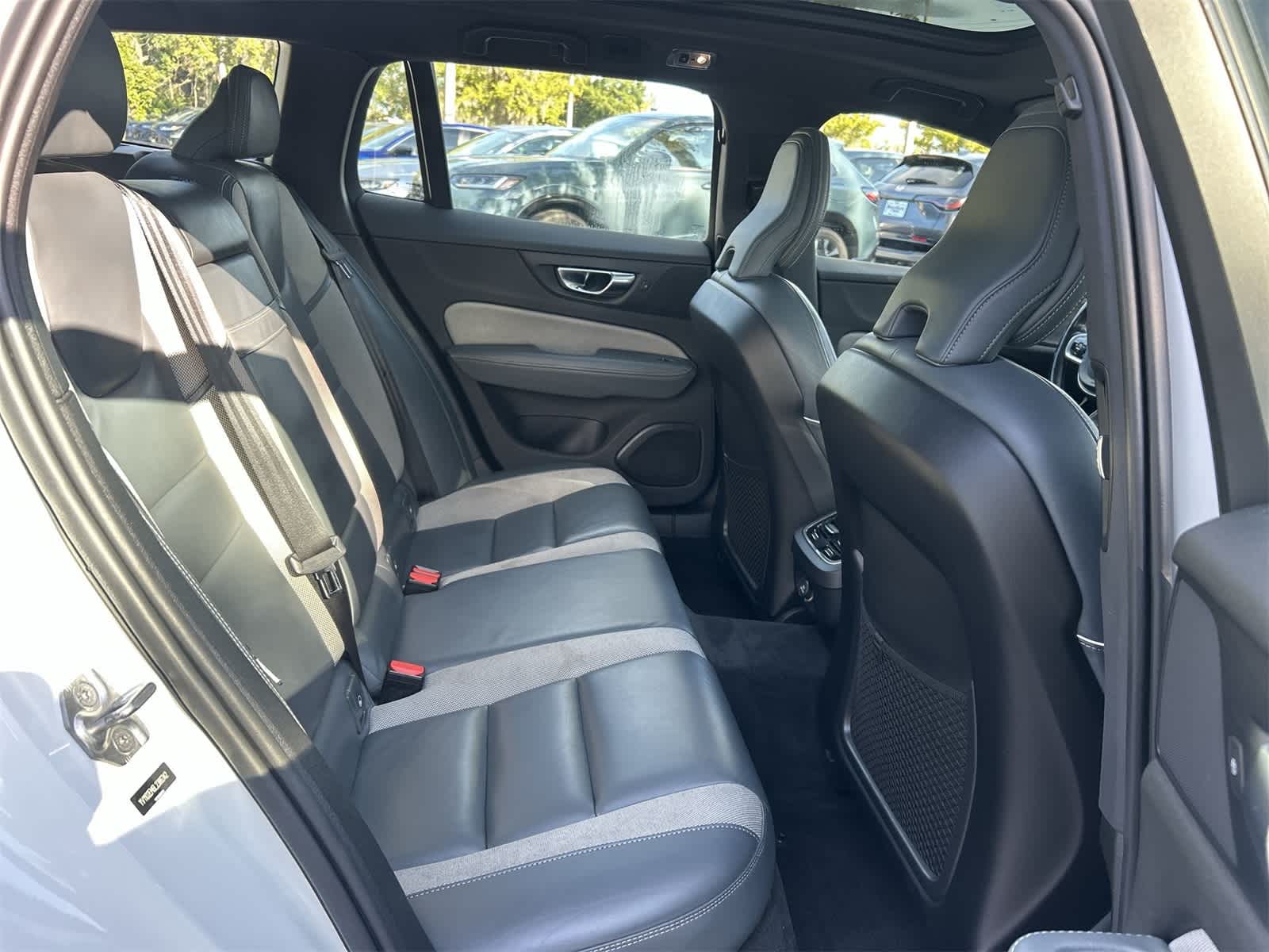 Thumbnail: 2020 Volvo V60 - 17