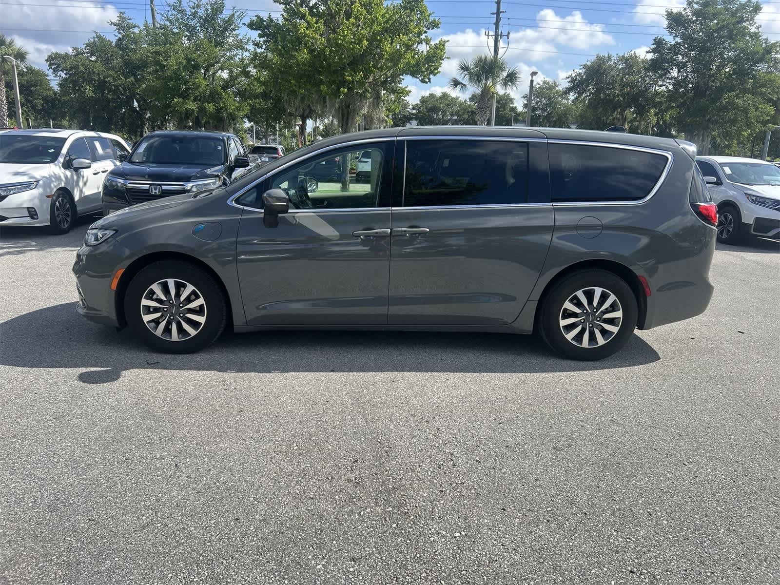 2023 Chrysler Pacifica Hybrid Touring L 3