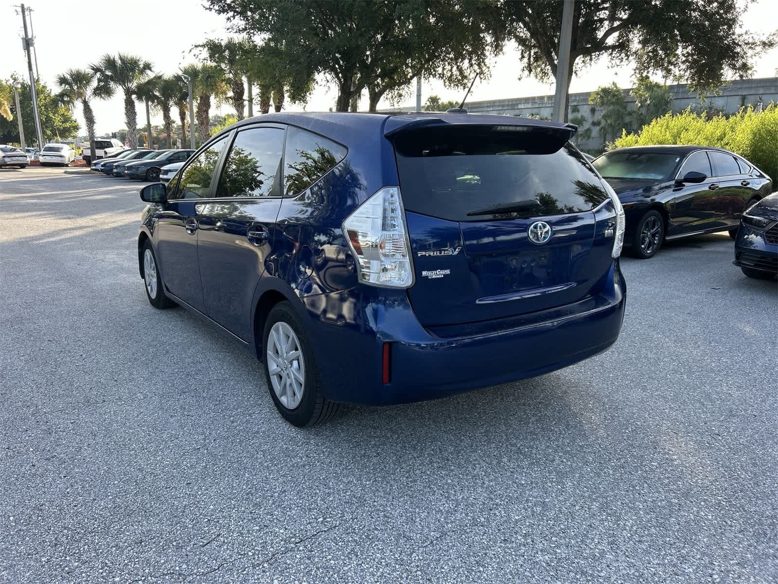 Thumbnail: 2013 Toyota Prius v - 4