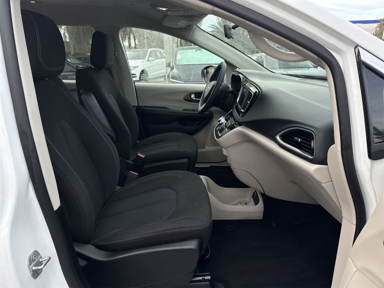 Thumbnail: 2022 Chrysler Voyager - 17