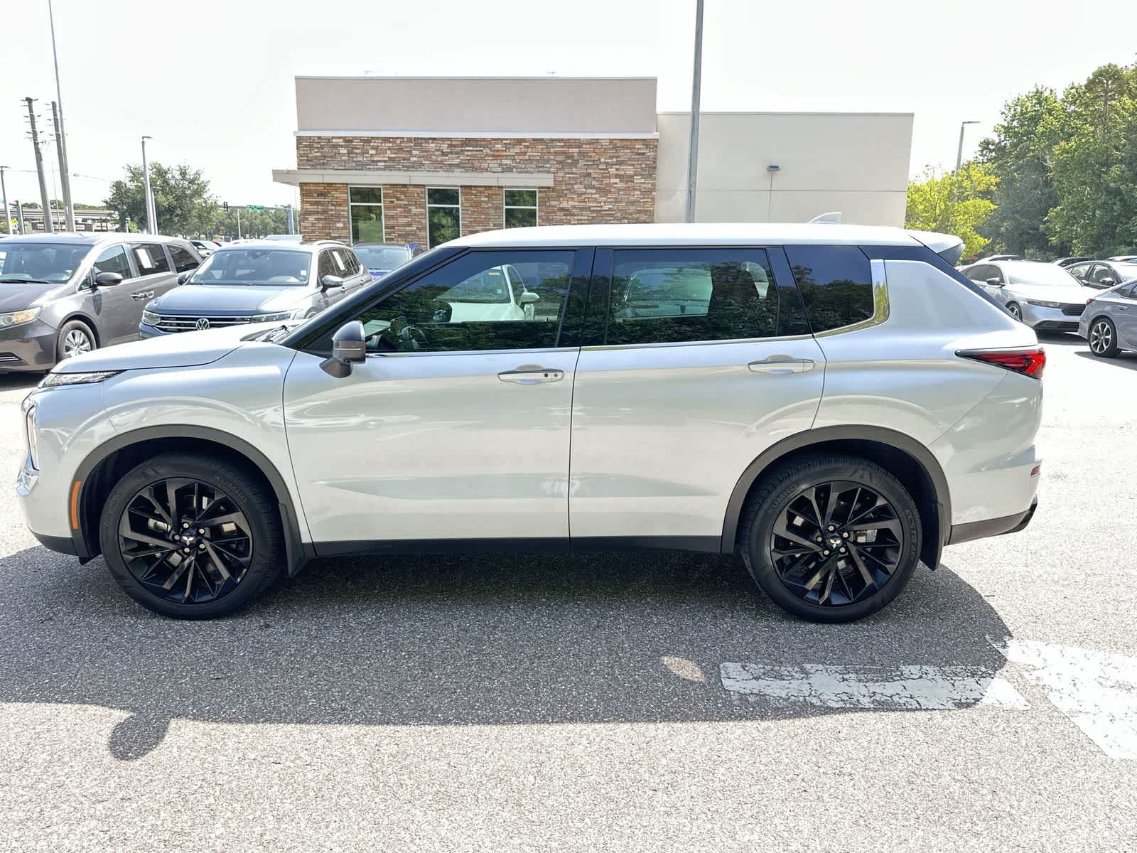 Thumbnail: 2023 Mitsubishi Outlander - 3