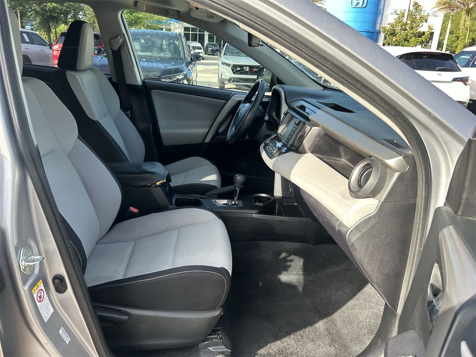 2016 Toyota RAV4 XLE 16