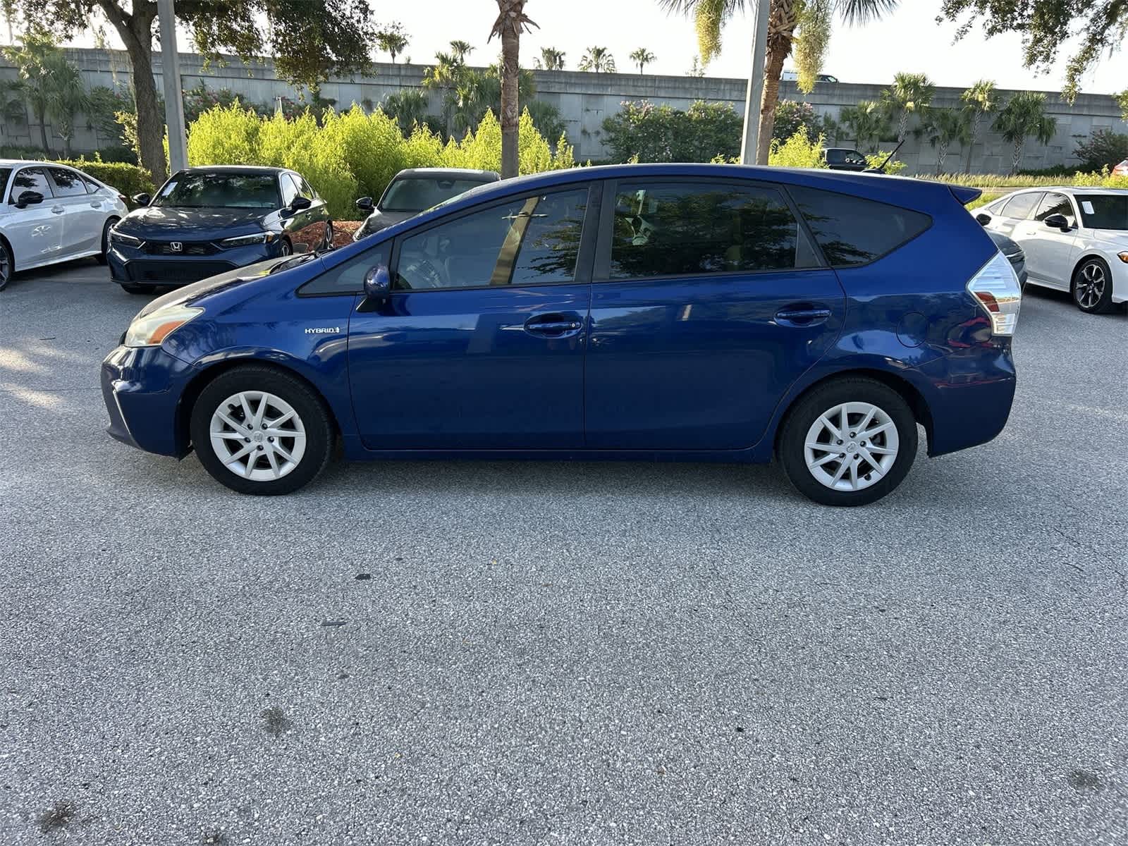 Thumbnail: 2013 Toyota Prius v - 3