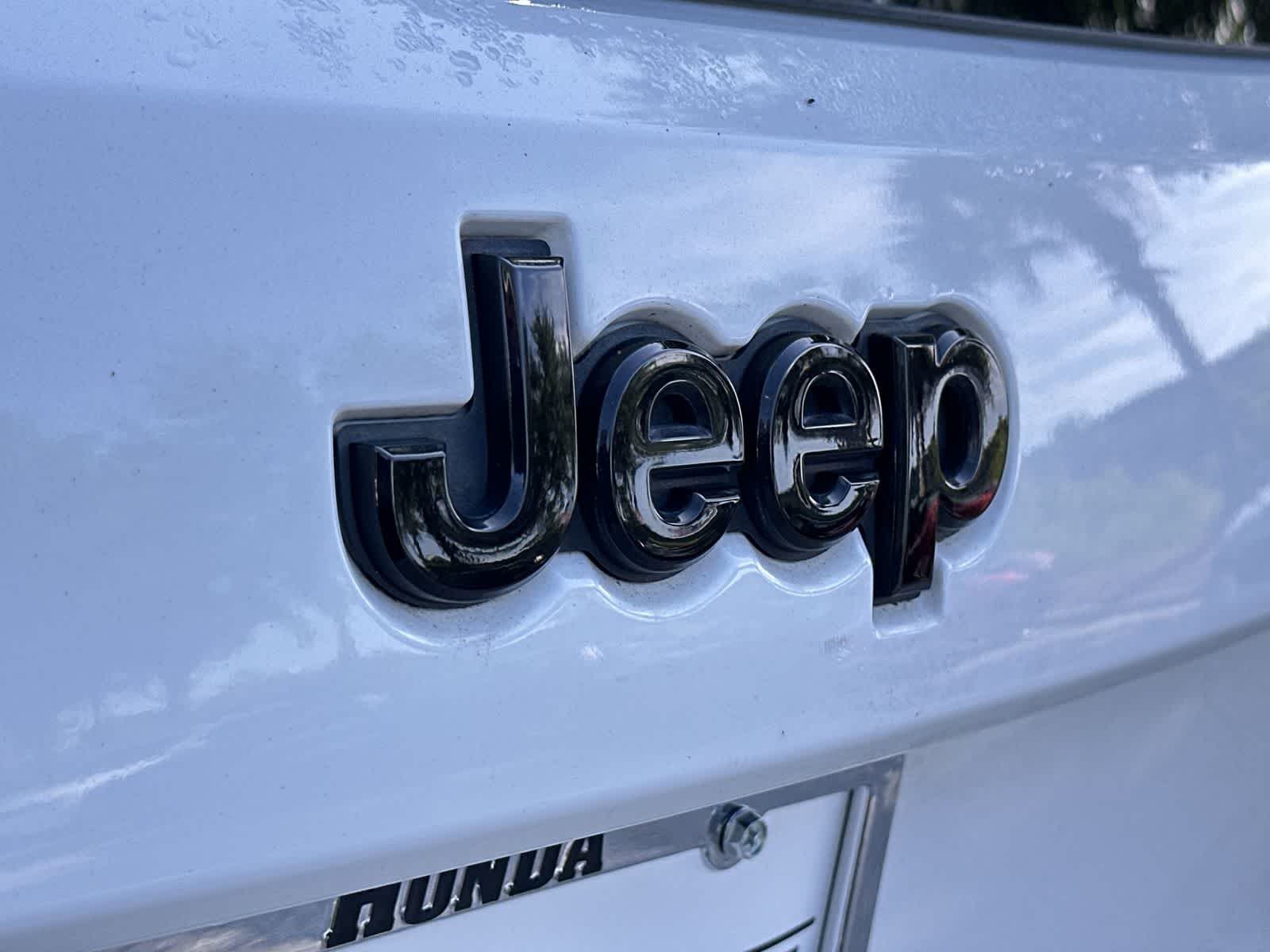 Thumbnail: 2015 Jeep Grand Cherokee - 10