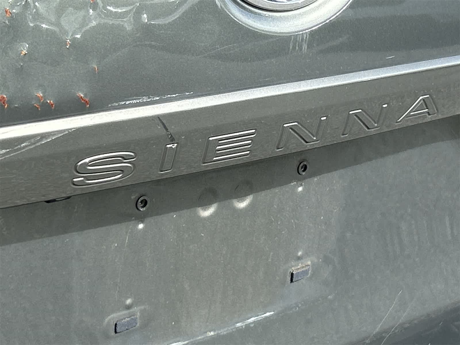 Thumbnail: 2011 Toyota Sienna - 11