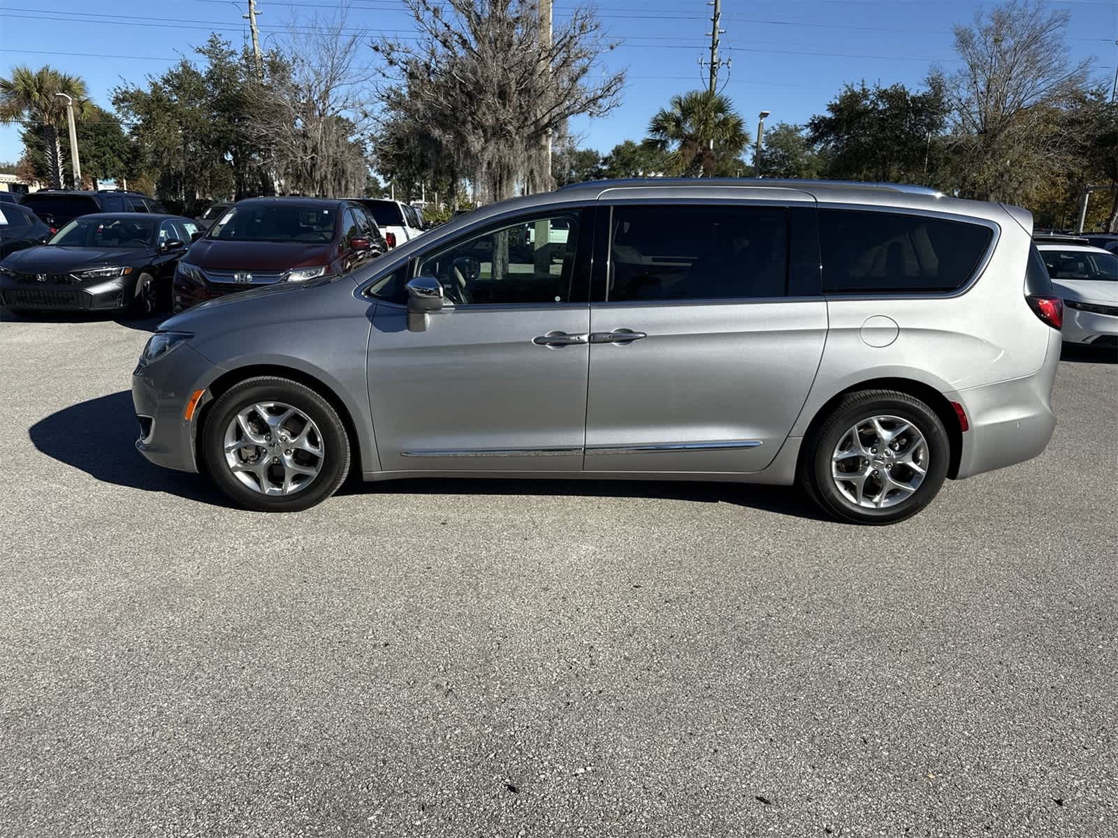 Thumbnail: 2018 Chrysler Pacifica - 3
