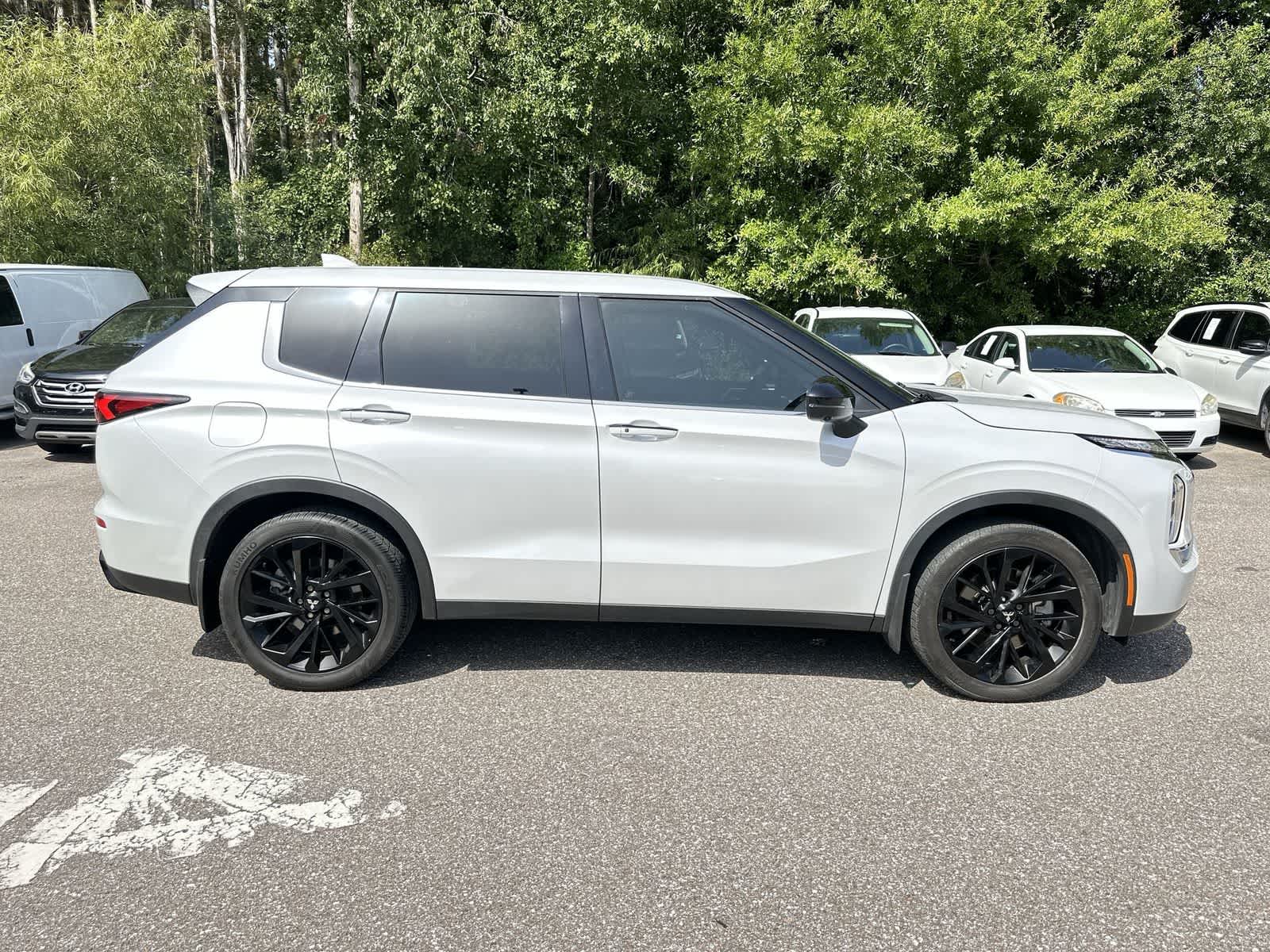 Thumbnail: 2023 Mitsubishi Outlander - 7